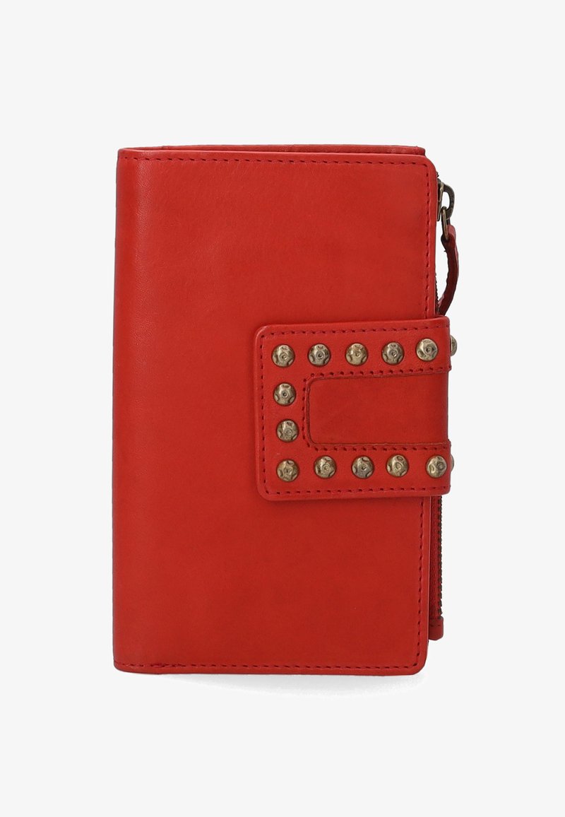 Portefeuille en cuir rouge avec des accents cloutés, doté d'une fermeture à rabat et d'une fermeture éclair. Texture lisse et forme rectangulaire.