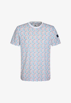 Camiseta de manga corta en azul claro con un patrón geométrico de formas rosas y azules, cuello redondo y logo de la marca en la manga.