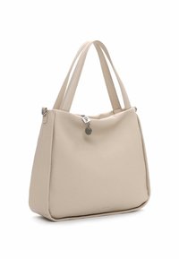Sac à main en cuir beige à texture granuleuse avec deux poignées, une fermeture éclair et un pendentif en métal logo. Texture lisse et forme structurée.