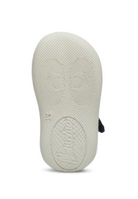 Bílá gumová podrážka s texturovaným povrchem, dvěma obručemi a reliéfním logem. Minimalistický design s hladkými okraji.