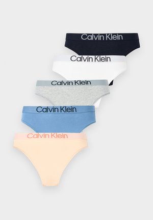 Πέντε γυναικεία μπικίνι της Calvin Klein σε μαύρο, λευκό, γκρι, μπλε και ροδακινί, το καθένα με λωρίδα μέσης με λογότυπο.