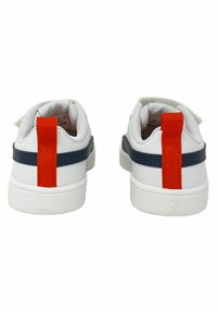 Zapatillas blancas con una raya texturizada en azul marino y una pestaña de talón en naranja brillante, con suela plana y superficie suave. Diseño minimalista.