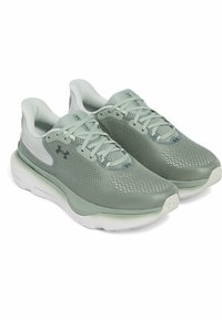 Zielone siateczkowe buty sportowe z teksturowaną cholewką, z poduszkowaną podeszwą i białymi akcentami. Sznurówki są splecione i zabezpieczone.