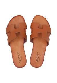 Bruine leren slidesandalen met een breed, in elkaar grijpend bandontwerp en een gestructureerde voetbed. Bevat een merkl logo op de binnenzool.
