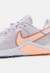 Nike Performance LEGEND ESSENTIAL  - Sapatilha de treino - venice/crimson bliss/crimson tint/ashen slate/light soft pink/white