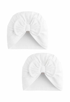 Du du skirtingi kūdikių turbanai, pagaminti iš minkštos medžiagos, kiekvienas su dideliu kaspinu priekyje.