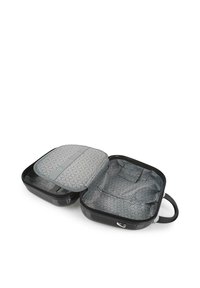 Maletín negro con un interior de patrón geométrico en gris. Cuenta con un cierre de cremallera y un mango resistente para facilitar el transporte.