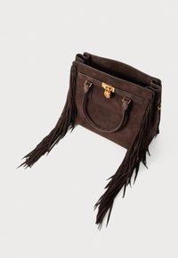 Bruine suède handtas met gouden hardware, voorzien van lange franjes en dubbele bovenhandvatten. Open ontwerp met een gestructureerde vorm.