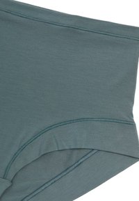Slip in cotone color verde scuro con una consistenza liscia, caratterizzato da una vita ampia e cuciture piatte per il comfort. Design minimalista senza fantasie.