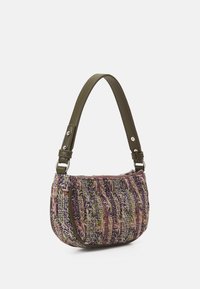 Struktureret lille håndtaske i lilla, grønne og pink nuancer, med en buet form, olivengrøn rem og sølvfarvede metaldekorationer.