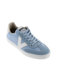 Sneaker azzurro chiaro caratterizzato da un mix di materiali in suede e tela, dettagli bianchi e una superficie testurizzata. Design con lacci e suola in gomma.