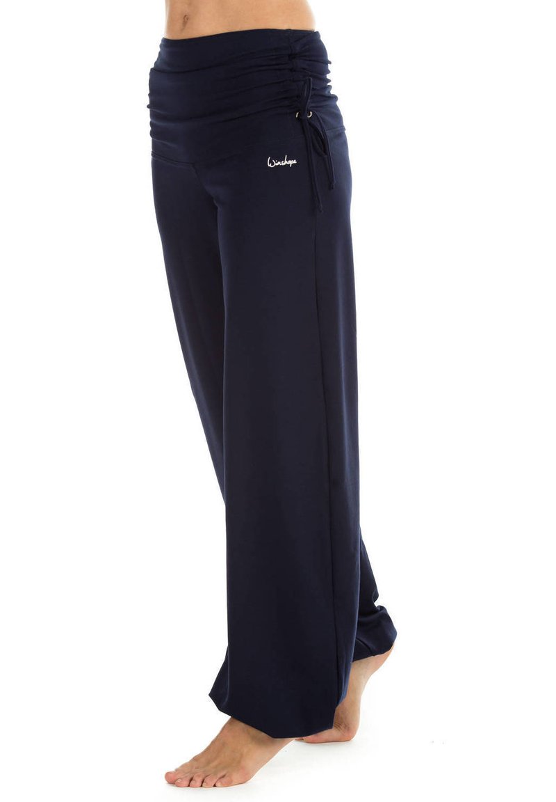Marineblaue weit geschnittene Hose aus weichem Stoff, mit einem gerafften Bund und Kordelzug sowie einem kleinen weißen Logo-Detail.