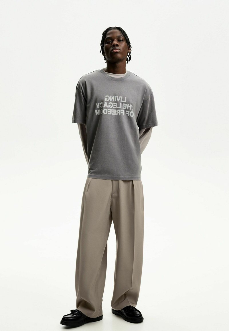 Bershka - Trousers - sand, Enlarge