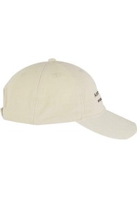 Beige bomull baseball cap med buet skygge, justerbar bakrem og brodert tekst på siden. Strukturert form med ventilasjonshull.
