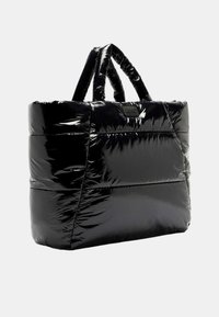 Borsa a tote nera lucida con un design trapuntato, texture imbottita, manici robusti e un sottile dettaglio del logo sulla parte anteriore.