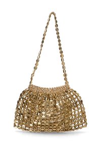 Bolso de mano de malla dorada con parte superior fruncida, que presenta discos redondos reflectantes y una correa trenzada. Forma compacta y estructurada.