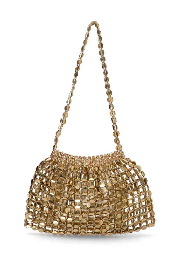 Bolso de mano de malla dorada con parte superior fruncida, que presenta discos redondos reflectantes y una correa trenzada. Forma compacta y estructurada.