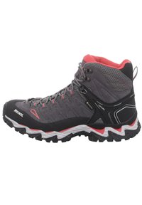 Botte de randonnée montante en gris et noir avec des accents rouges. Comprend un mesh respirant, une semelle en caoutchouc et un embout renforcé. Design étanche.