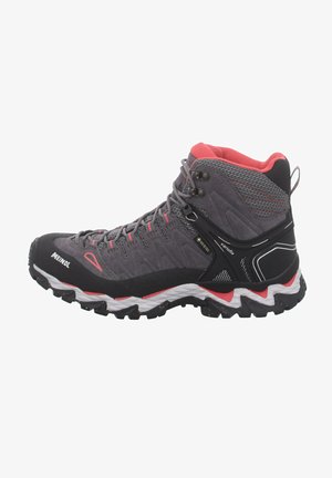 Hochschuh-Wanderschuh in Grau und Schwarz mit roten Akzenten. Ausgestattet mit atmungsaktivem Mesh, Gummilaufsohle und verstärkter Zehenkappe. Wasserdichtes Design.