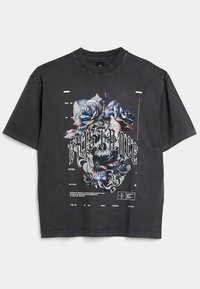 Camiseta básica negra de gran tamaño hecha de algodón, con un gráfico de rosas y texto en la parte delantera; cuello redondo y mangas cortas.