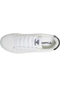 Hvite lær sneakers med en glatt tekstur, som har hvite lisser, en svart detalj på hælen og en logo på tungen.