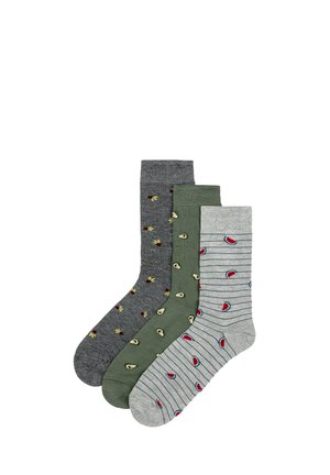 Tres pares de calcetines hasta media pantorrilla: uno gris con cerezas, otro verde con aguacates, y uno gris claro con rayas azules y rodajas de sandía.