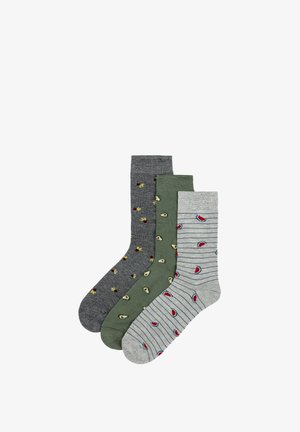 Tres pares de calcetines hasta media pantorrilla: uno gris con cerezas, otro verde con aguacates, y uno gris claro con rayas azules y rodajas de sandía.