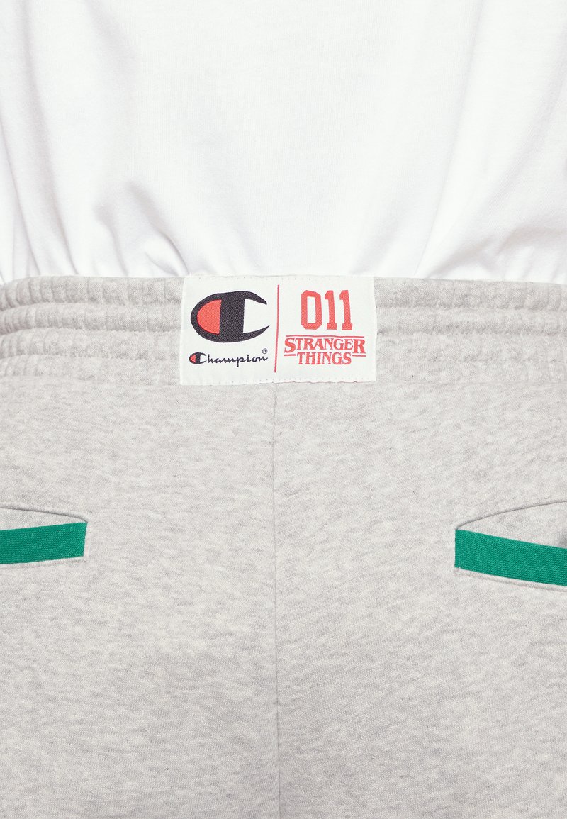 Herren Trainingsanzüge | Champion Rochester CHAMPION ROCHESTER X STRANGER THINGS Jogginghose grey/grau - QM59221 Herren Trainingsanzüge | Champion Rochester CHAMPION ROCHESTER X STRANGER THINGS Jogginghose grey/grau - QM59221