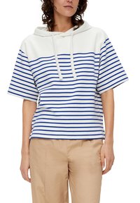 Gestreifter Hoodie mit kleinen blauen und weißen Streifen, aus weichem Material gefertigt. Kurze Ärmel und ein Kordelzugdetail am Kragen.