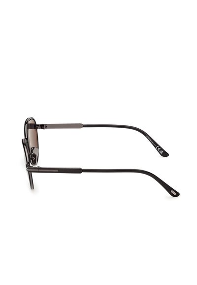 Sluneční brýle s tenkým kovovým černým rámem, jemně zakřivenými koncovkami nožiček a tmavými tónovanými skly, zobrazené z bočního pohledu.
