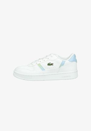 Hvid lavtop sneaker med lyseblå accenter, perforerede sider, snørelukning og en grøn krokodillelogo på ydersiden.