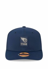 Casquette ajustable bleu marine avec un design structuré. Présente un écusson avec le logo des Tennessee Titans et une visière plate. Texture lisse.