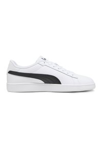 Tenis brancos com um cabedal de couro liso, apresentando uma faixa lateral preta e sola de borracha branca. Design clássico com atacadores para um ajuste seguro.