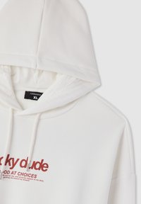 Felpa bianca realizzata in morbido tessuto, con un design di testo stampato rosso sulla parte anteriore. Include un cappuccio con cordino e polsini a costine.