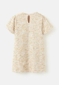 Jasnobeżowa sukienka z krótkimi rękawami, teksturowana tkanina z delikatnymi złotymi nitkami; detal na plecach z wycięciem; luźny krój.