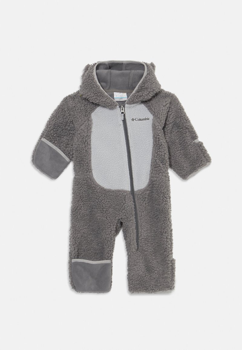 Mono de felpa gris con capucha, cierre de cremallera y acentos en gris claro en contraste. Presenta una superficie suave y texturizada, así como puños elásticos.