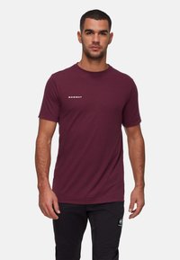 Maroon T-shirt met korte mouwen van zachte stof, met een ronde hals en een witte 'Mammut' logo-afdruk op de linkerkant van de borst.