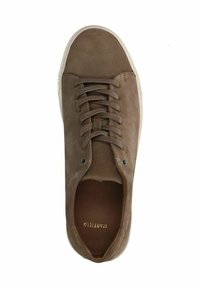 Bruine suède sneaker met een ronde neus, vetersluiting aan de voorkant en een witte rubberen zool. Het interieur heeft een tan leren inlegzool met een blinddruk logo.
