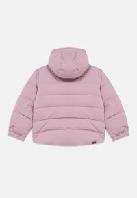 Rosa puffjakke med hette, utstyrt med quiltet design, elastiske mansjetter og en logomerke ved kanten. Glatt stofftekstur.