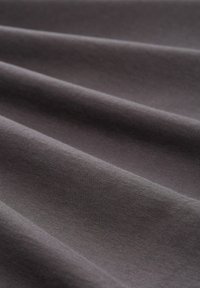 Material gri închis cu o textură moale, având pliuri netede, ușor ondulate și un finisaj mat. Fără modele sau accente vizibile.