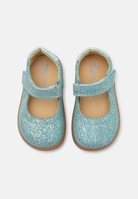Zapatos Mary Jane de glitter turquesa con punta redondeada, correa ajustable y un forro interior suave. Suela de goma para mayor estabilidad.