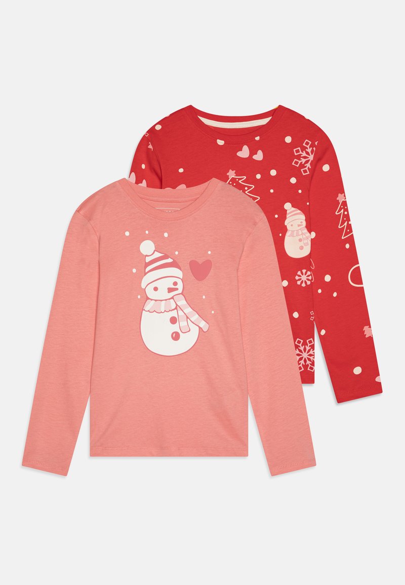 Zwei Langarm-T-Shirts: eines in Rosa mit einem Schneemann, der ein Herz trägt, und eines in Rot mit weißen Feiertagsmustern, einschließlich Bäume und Schneeflocken.