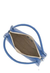 Borsa a mano in pelle blu con chiusura a zip, dotata di un esterno testurizzato, manici corti e un interno in tessuto beige.