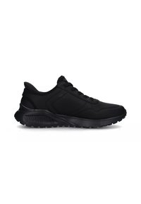 Scarpe da ginnastica nere con una tomaia in tessuto liscio, colletto imbottito e suola in gomma con un pattern di presa testurizzato. Design con lacci e senza loghi visibili.