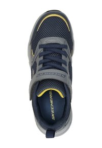 Marineblauwe sportschoen met grijze mesh en rubber, voorzien van een klittenbandsluiting, gele accenten en een gestructureerde zool voor grip.