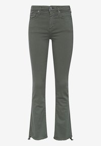 Pantalones vaqueros acampanados en verde oliva, hechos de denim suave, con un dobladillo sin terminar y un diseño clásico de cinco bolsillos con cierre de botón en la parte frontal.