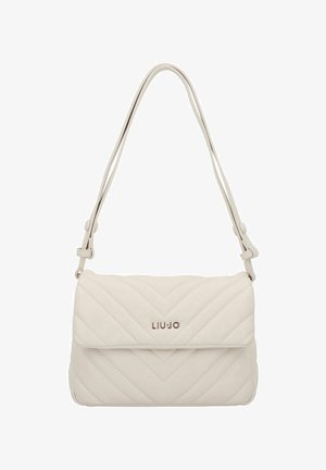 Gepolsterte cremefarbene Handtasche mit Klappverschluss, ausgestattet mit einem Schulterriemen und metallischem Logo-Akzent. Glatte Textur und Chevronmuster.