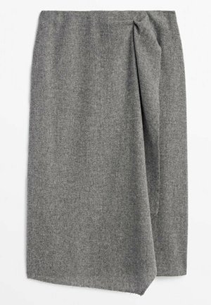 Grå uldnederdel med indpakket design, der har en plisse på den ene side og en let ujævn kant. Stoffet er struktureret, blødt og let.