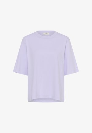 Lyse lilla oversized T-shirt med korte ærmer, rund halsudskæring og mærke fra mærket indeni kraven.