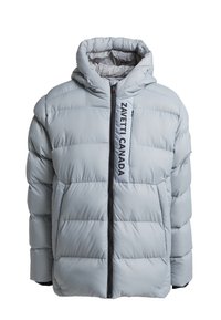 Doudoune gris clair avec une capuche, motif matelassé horizontal, fermeture éclair noire et une étiquette imprimée portant la mention "ZAVETTI CANADA."